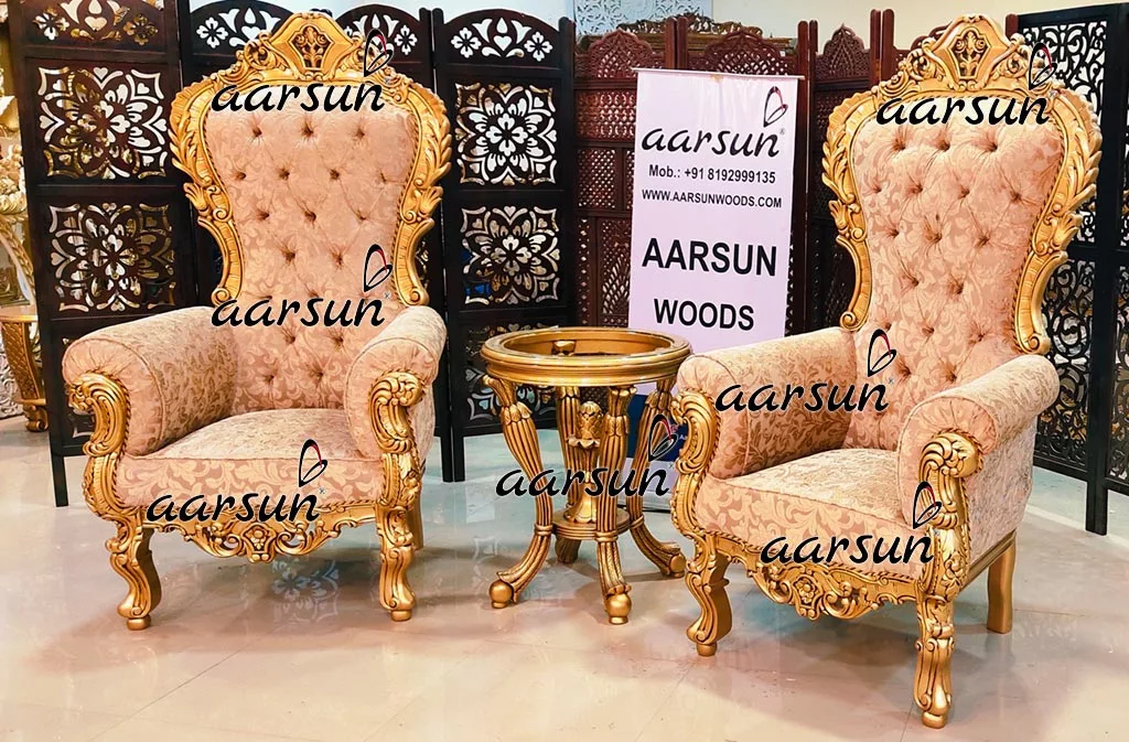 रॉयल गोल्ड पॉलिश और टीक वुड में नक्काशीदार साइड स्टूल के साथ रॉयल हाई बैक कुर्सियाँ view 6